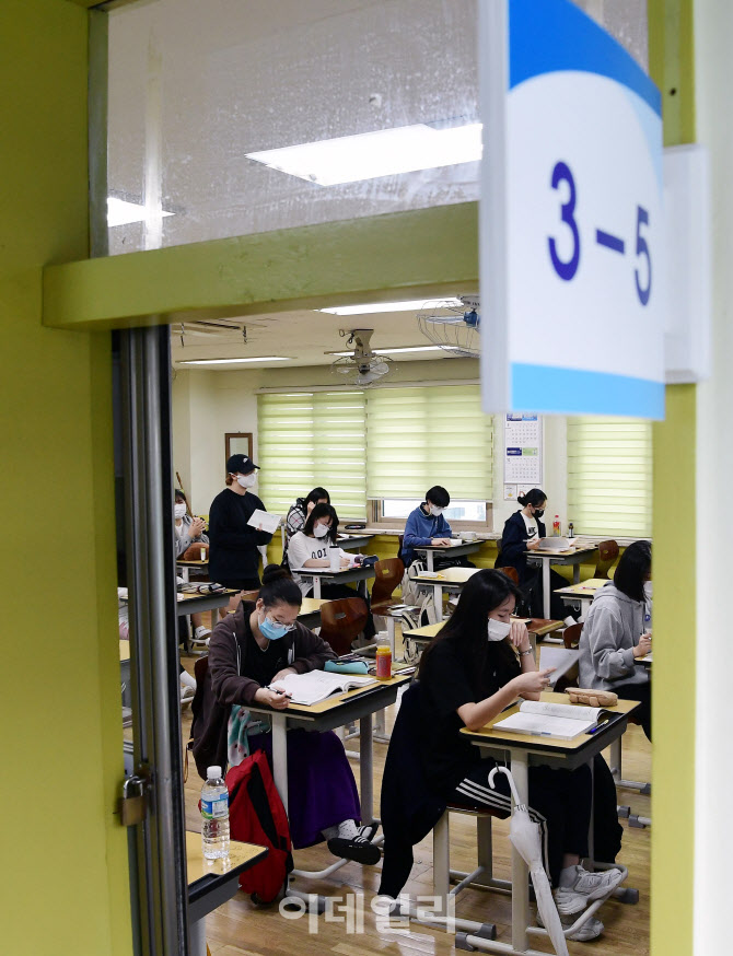 수능 앞두고 고3 교실에서 열리는 모의평가                                                                                                                                                          