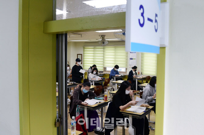 고3 교실에서 열리는 모의평가                                                                                                                                                                      