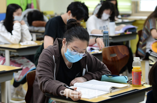 모의고사를 치르는 고3 수험생들                                                                                                                                                                    
