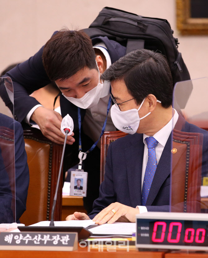 관계자와 이야기 나누는 문성혁 해수부 장관                                                                                                                                                         