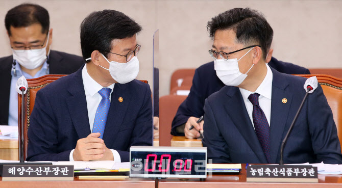 이야기 나누는 문성혁 해수부 장관-김현수 농림부 장관                                                                                                                                               