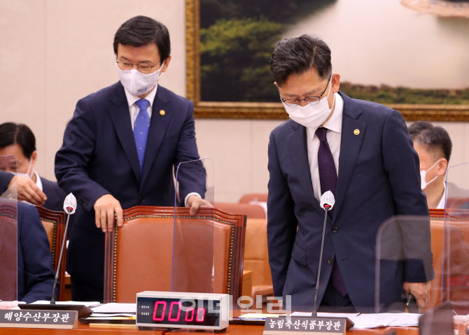 국회 농림축산식품해양수산위원회 전체회의 입장하는 문성혁-김현수 장관                                                                                                                              