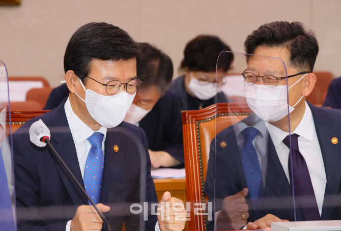 논의하는 해수부 장관과 농림부 장관                                                                                                                                                                