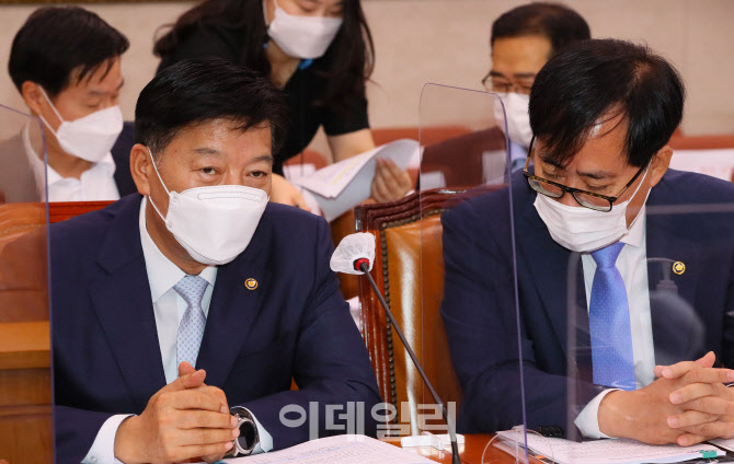 대화하는 해양경창청장-박준영 해수부 차관                                                                                                                                                          