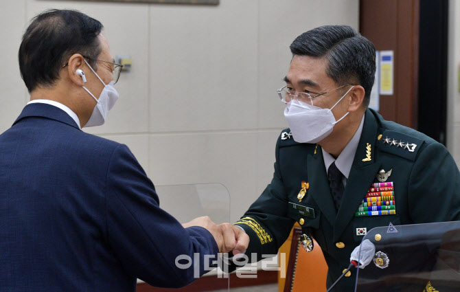 인사청문회에 앞서 의원들과 인사 나누는 서욱 국방장관 후보자                                                                                                                                       