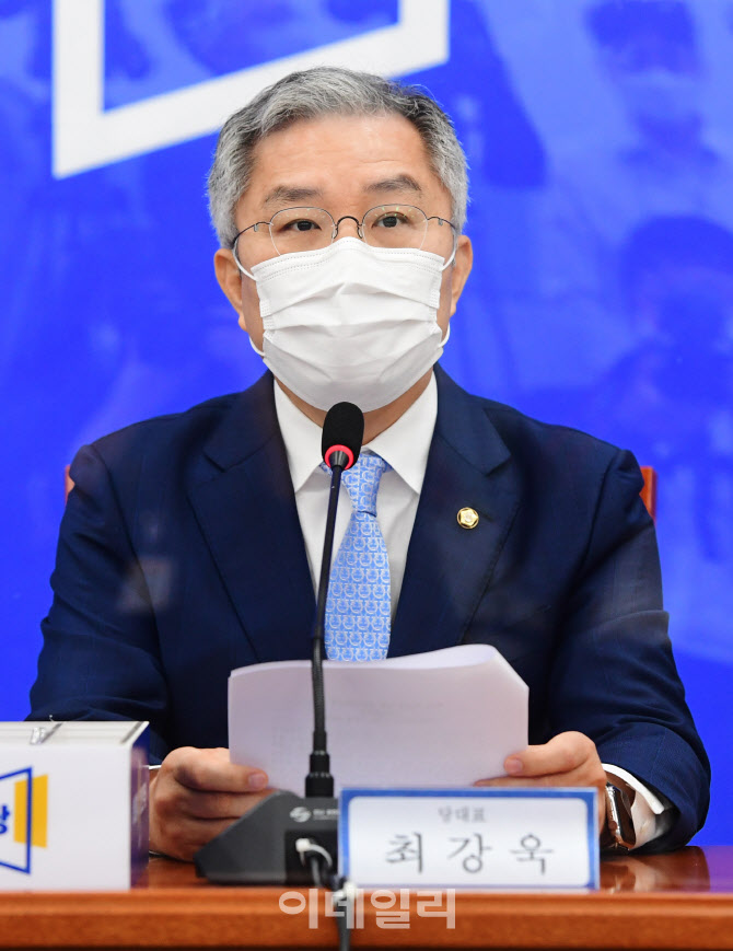 재난지원금  통신비 2만원 지원 철회 요구하는 최강욱 대표                                                                                                                                           