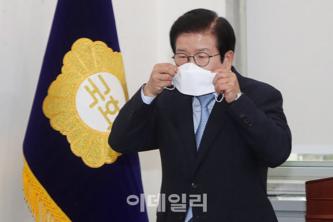 마스크 다시 쓰는 박병석 의장                                                                                                                                                                      