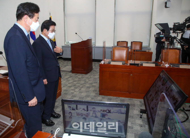 화상기자간담회장 도착한 박병석 의장                                                                                                                                                               