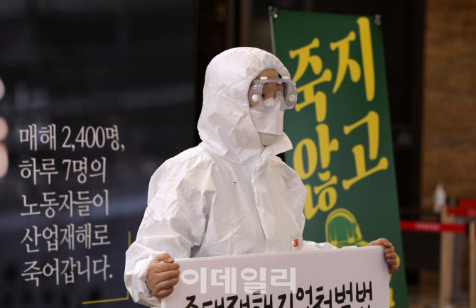 국회 본회의장 앞에서 1인 시위하는 심상정 대표                                                                                                                                                     