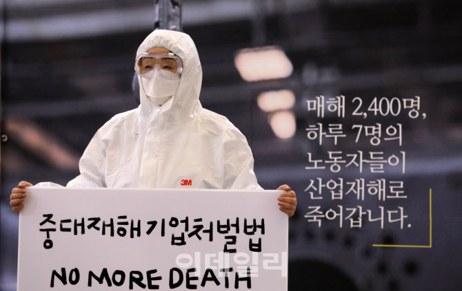 국회 본회의장 앞에서 1인 시위하는 심상정 정의당 대표                                                                                                                                              