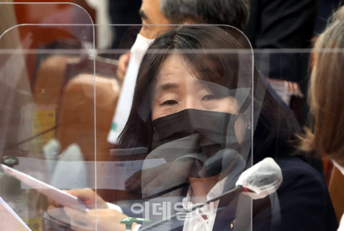 국회 환노위 회의 진행 바라보는 윤미향 더불어민주당 의원                                                                                                                                           