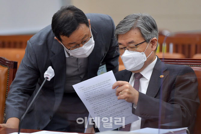 자료 살펴보는 이재갑 장관                                                                                                                                                                         