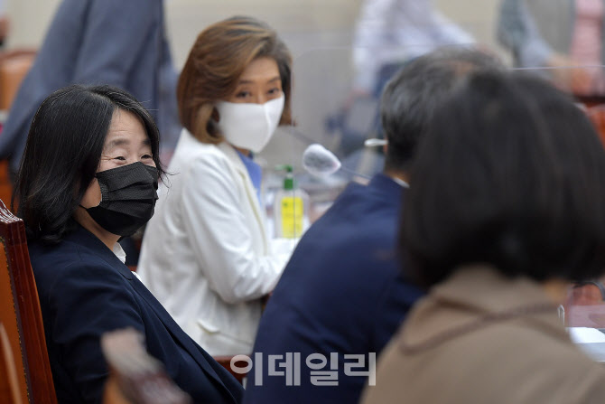 동료의원들과 이야기 나누는 윤미향 의원                                                                                                                                                            