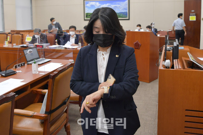 국회 환노위 전체회의 입장하는 윤미향                                                                                                                                                              