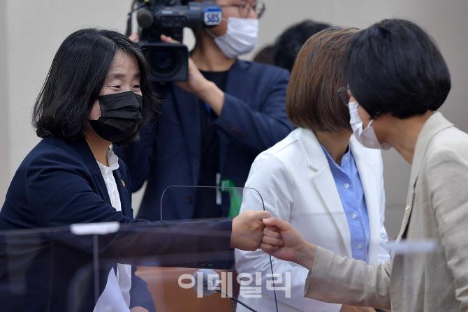 동료의원들과 인사 나누는 윤미향                                                                                                                                                                   