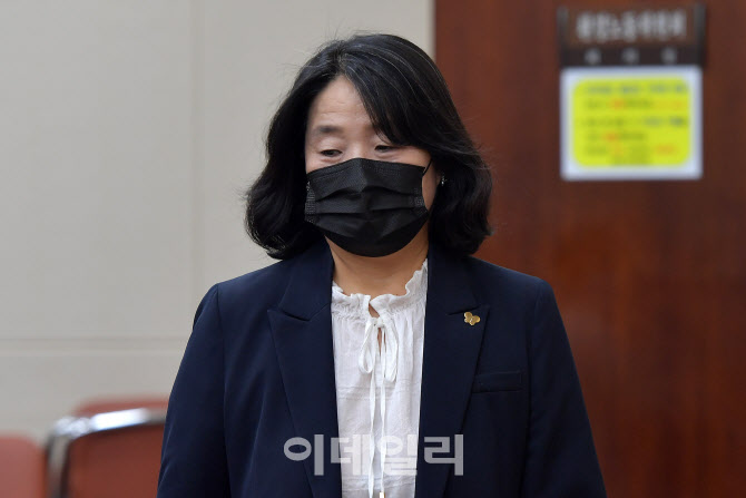 민주당, 윤미향 당직 이어 당원권도 정지                                                                                                                                                            