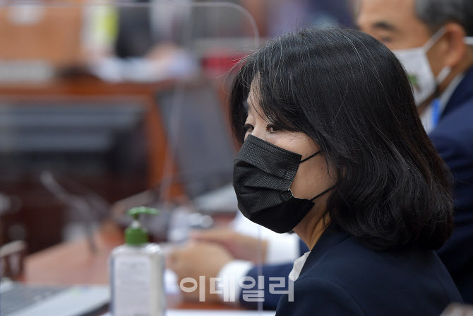 국회 환노위 전체회의 참석한 윤미향                                                                                                                                                                