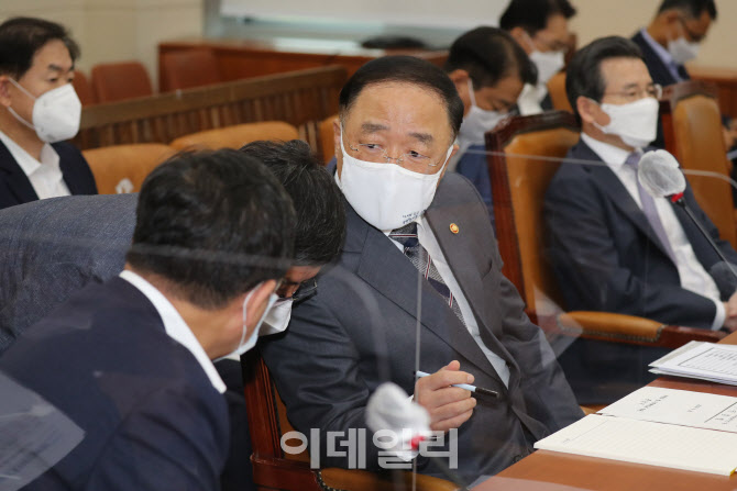 1차관과 이야기 나누는 홍남기 부총리                                                                                                                                                               