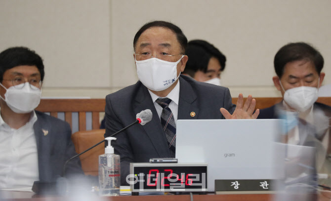 질의에 답하는 홍남기 부총리                                                                                                                                                                       