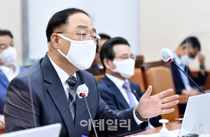 질의에 답하는 홍남기 경제부총리                                                                                                                                                                   