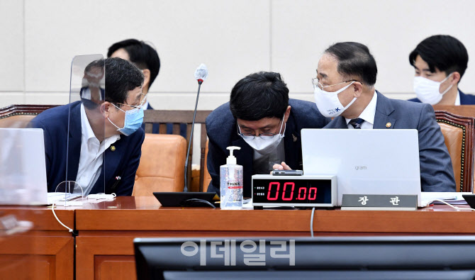 이야기 나누는 홍남기                                                                                                                                                                              