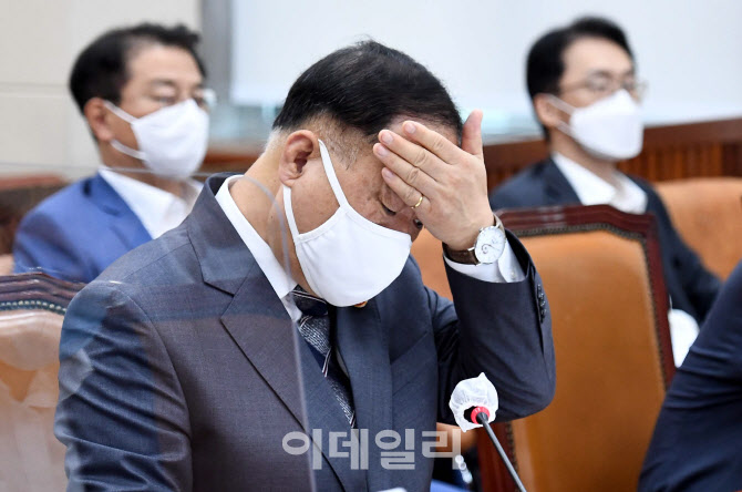 이마 만지는 홍남기 부총리                                                                                                                                                                         