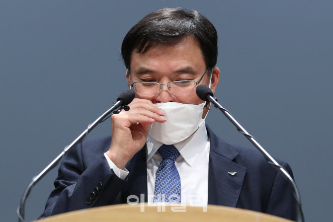 마스크 매만지는 구본환 인천국제공항공사 사장                                                                                                                                                      