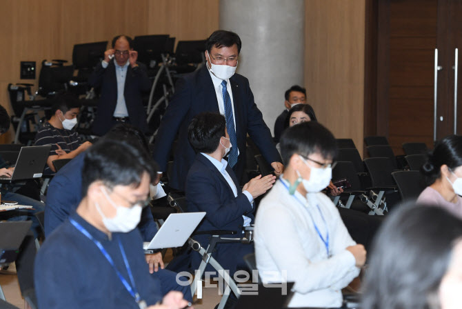 기자회견장으로 향하는 구본환 인국공 사장                                                                                                                                                          