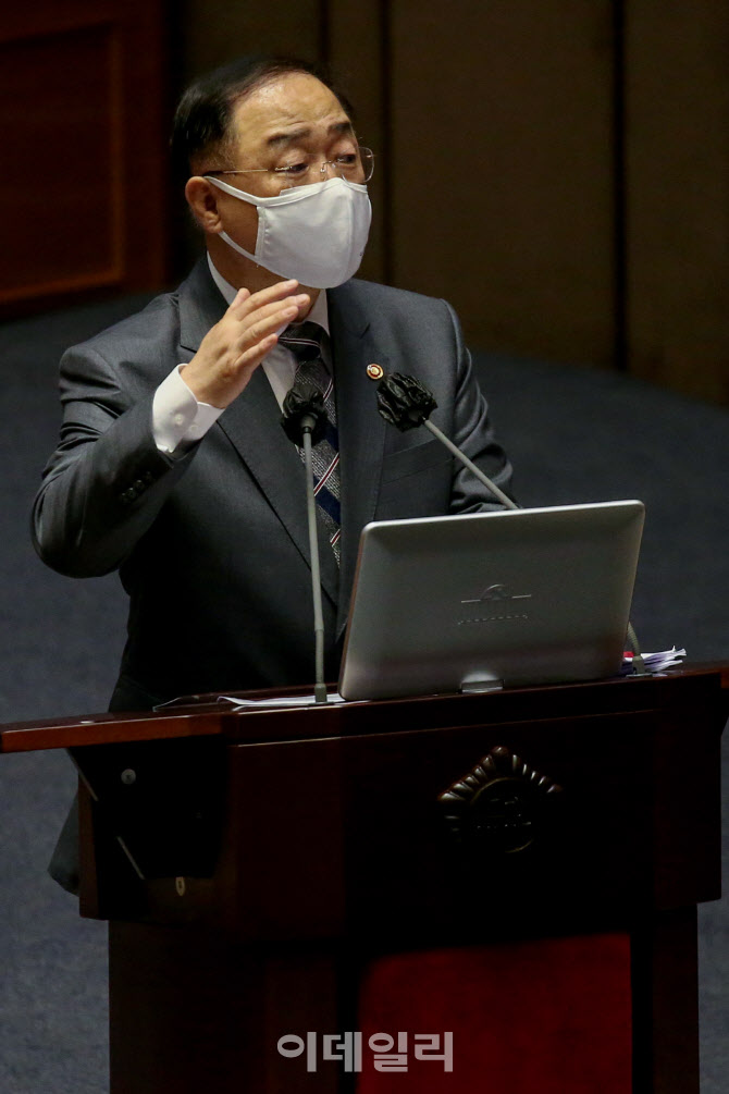 답변하는 홍남기 부총리                                                                                                                                                                            