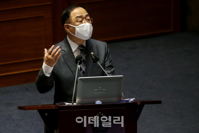 답변하는 홍남기 경제부총리                                                                                                                                                                        