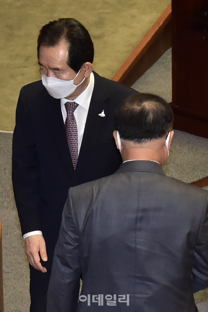 자리로 돌아가는 정세균 총리-답변대로 나가는 홍남기 부총리                                                                                                                                         