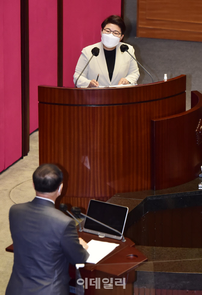 홍남기 부총리에게 뉴딜관련 질의하는 임이자 의원                                                                                                                                                   