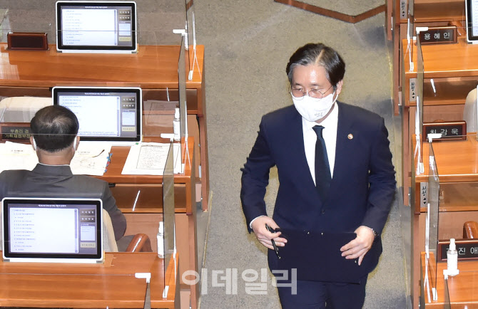 자리로 돌아가는 성윤모 장관                                                                                                                                                                       