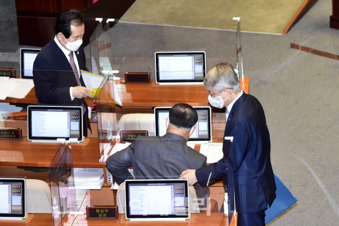 국회 경제분야 대정부질문 참석한 국무위원들                                                                                                                                                        
