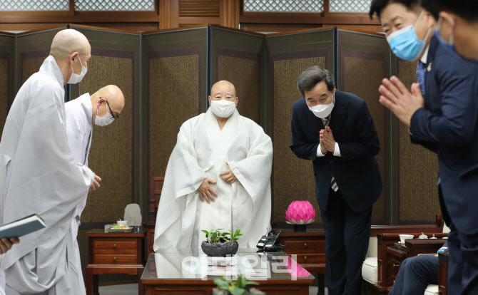 합장인사하는 이낙연 더불어민주당 대표                                                                                                                                                             