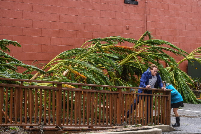 재앙적 '허리케인'..꽉 잡아야돼!                                                                                                                                                         