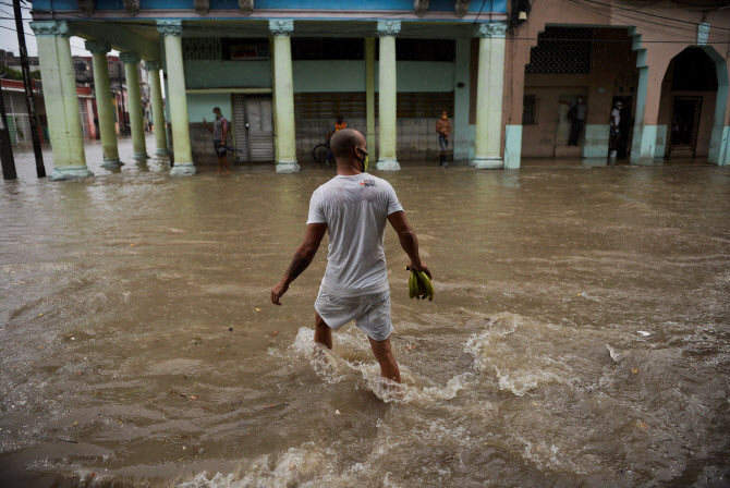 허리케인 '샐리'에 물 위를 걷는 중                                                                                                                                                       