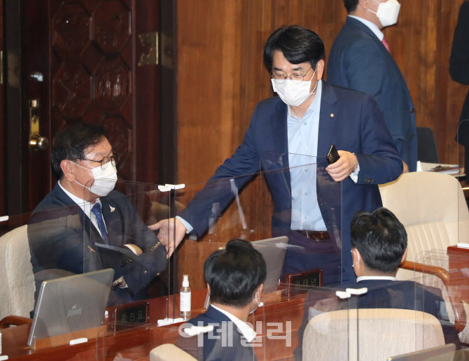 '대화하는 김태년-박용진'                                                                                                                                                                