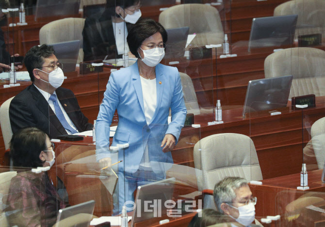 대정부질문, '발언대로 향하는 추미애 장관'                                                                                                                                               