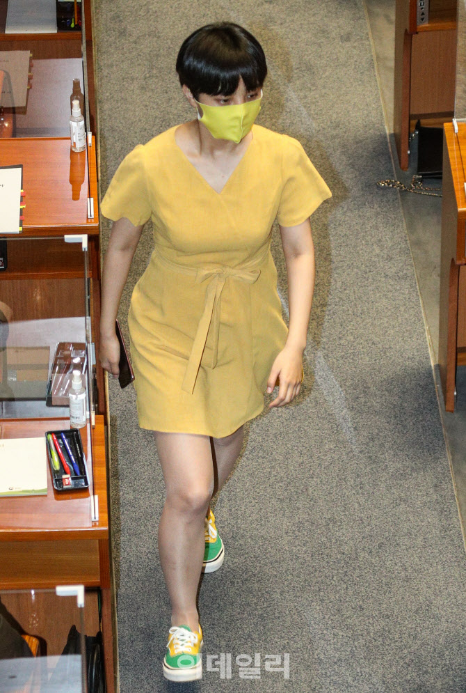 대정부질문, '원피스 입고 본회의 참석한 류호정 의원'                                                                                                                                     