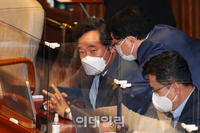 대정부질문, '논의하는 이낙연 대표'                                                                                                                                                      