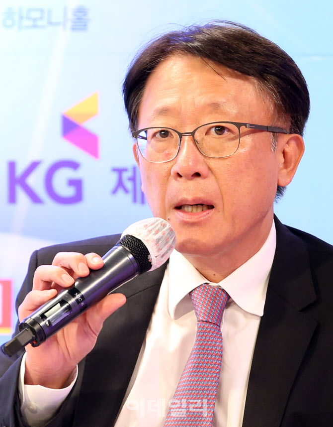 좌장맡은 신성환 홍익대학교 교수                                                                                                                                                                   