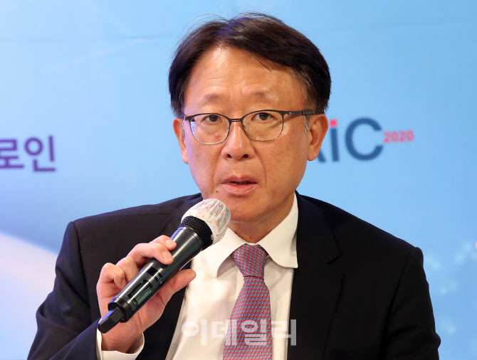 토론 이끌어가는 신성환 홍익대학교 교수                                                                                                                                                            