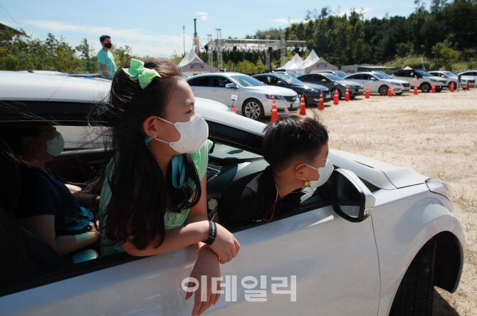 '서커스를 즐기는 새로운 방식'                                                                                                                                                           