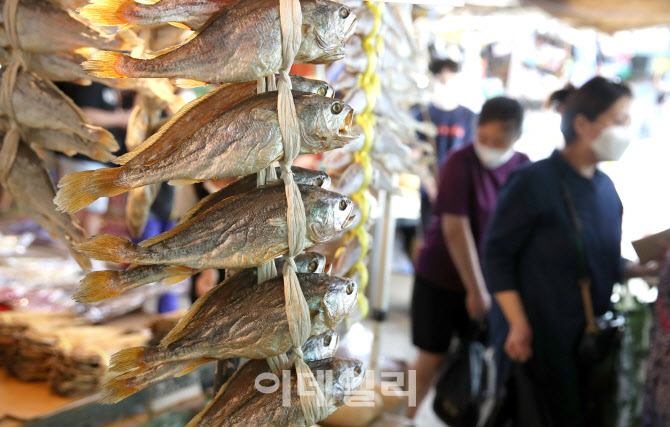 제수용품 고르는 시민들                                                                                                                                                                            