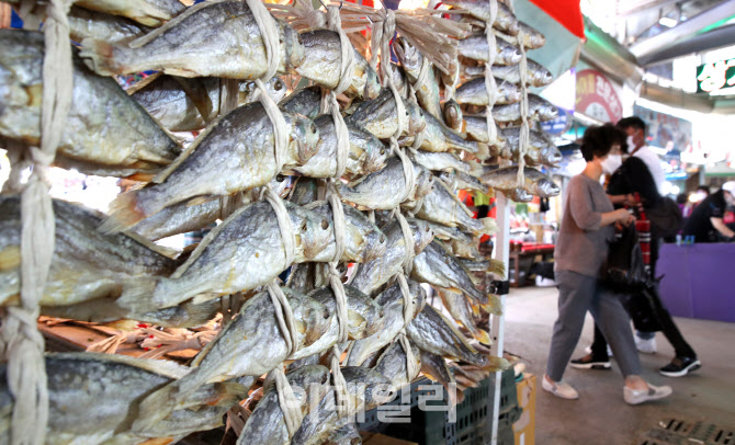추석 대목 맞은 전통시장…서울 경동시장 인파로 '북적'                                                                                                                                    