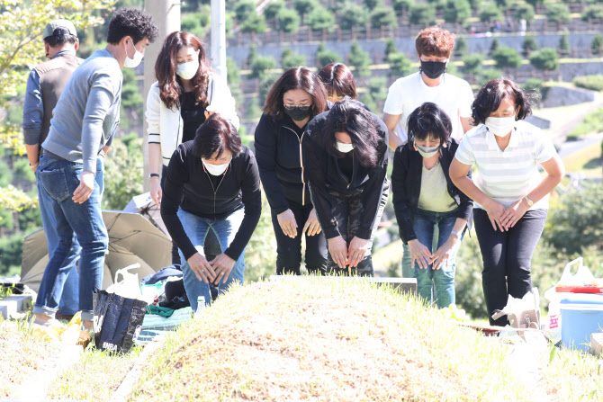 성묘하는 시민들                                                                                                                                                                                   