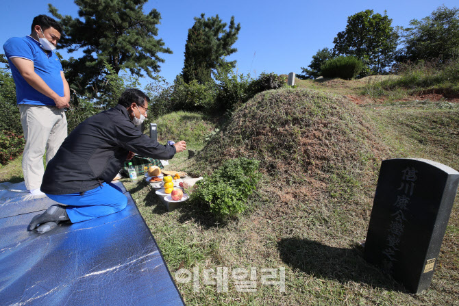 추석 열흘 앞두고 미리 성묘하는 시민들                                                                                                                                                             