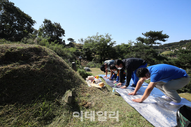 추석을 열흘 앞두고 성묘                                                                                                                                                                           