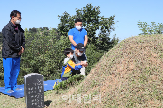 아빠와 함께 성묘                                                                                                                                                                                  